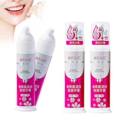 허브 성분으로 치약을 짜고 치아를 고치고 치아를 하얀색으로 만듭니다.